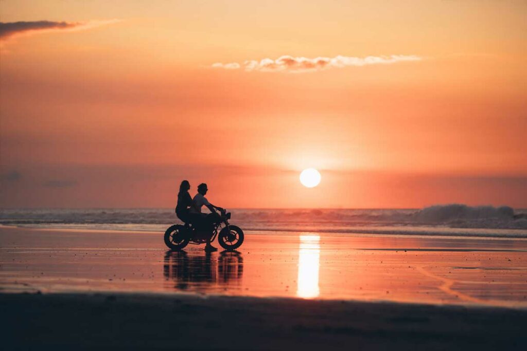 moto-coucher-de-soleil-plage